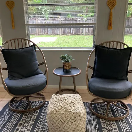 Boho Vibe 3B/2B Centrally Located Alta Vista Home-3