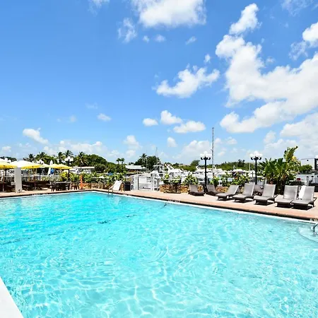 Room 127 - Waterfront, Heated Pool, Huge Tv, Tiki Bar & Grill-3
