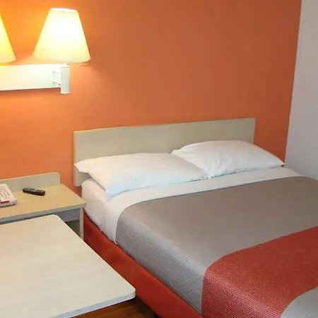 Travelodge By Wyndham Pompano Beach-3