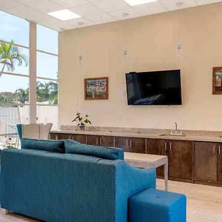 Downtown Hollywood Gardens Inn & Suites-2
