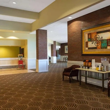 Days Inn & Suites By Wyndham Tallahassee Conf Center I-10-2