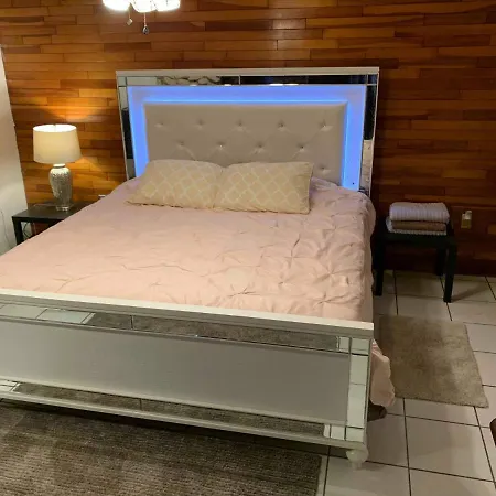 Deluxe Studio & Pet Friendly-3