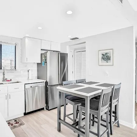 Polished Oceanfront Condo With Pool Access, Private Balcony & Washer/Dryer-2