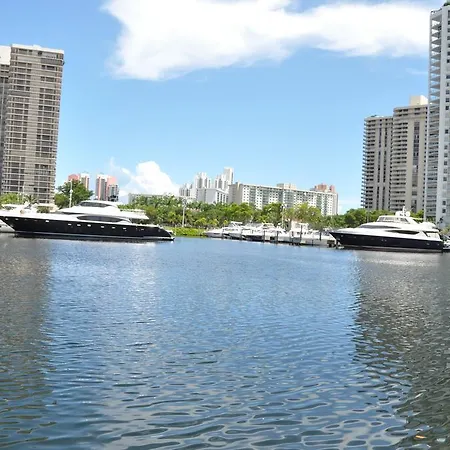 Yacht Club-3