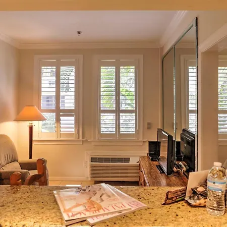 Cozy Palm Beach Condo With Pool - Walk To Beach!-3