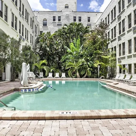 Cozy Palm Beach Condo With Pool - Walk To Beach!-2