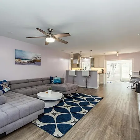 Cheerful 2-Bedroom, 2 Bathrooms Vacation Home With Salt Heated Pool.-2