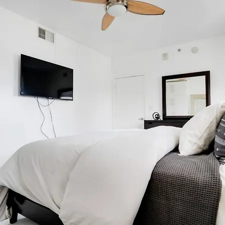 Chic 3Br Penthouse W 2 Parking Spots Pool Gym-2