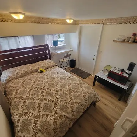 Lakeside Retreat: Private Room with Entrance Near Hard Rock Casino-3