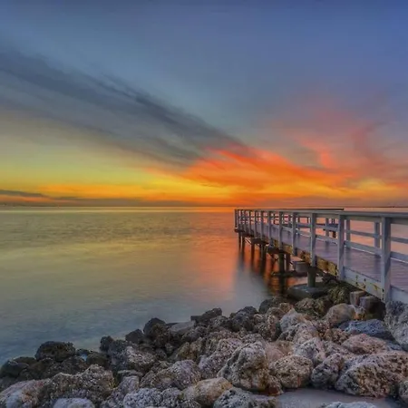 Sunlight And Sea Breeze Luxury Condo With Private Balcony On The Ocean-2