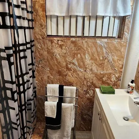 Leo Guest House-2