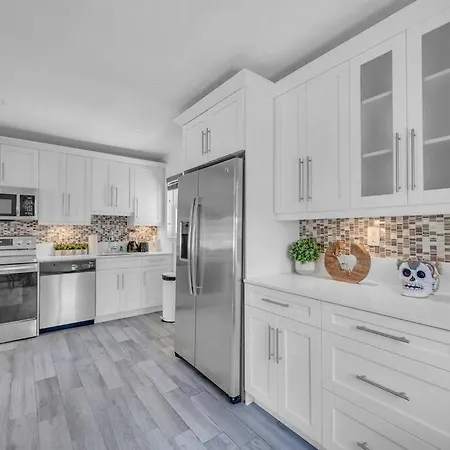 Two Bedroom Residence At Ft Lauderdale With Trampoline, Games & More-3