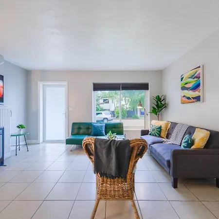 Awesome House At Coral Way W Private Patio & Parking-2