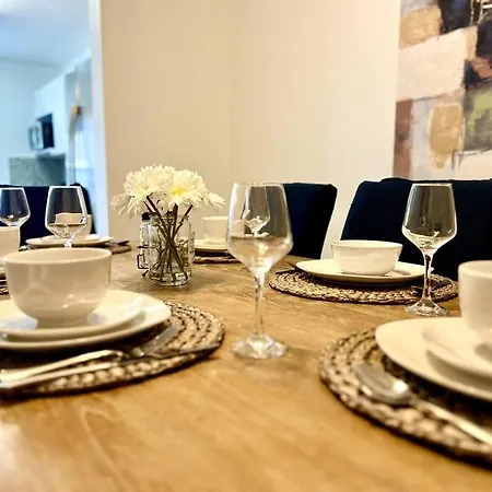 Lush Tropical Big Home Close To Airport, Calle 8, Coral Gables And Lots More Miami Amenities-2