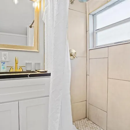 Private And Cozy Guest Suite!-3