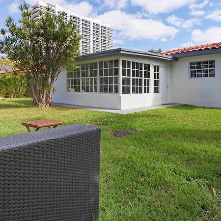 Treasure Island - Modern Miami House 3 Bedroom & 2 Bathroom-3