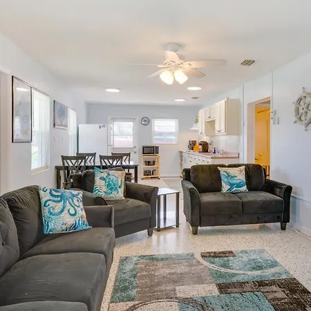 Waterfront Okeechobee Getaway W/ Backyard Dock!-2