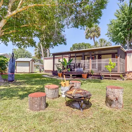 Canal-Front Okeechobee Retreat On-Site Fishing!-3