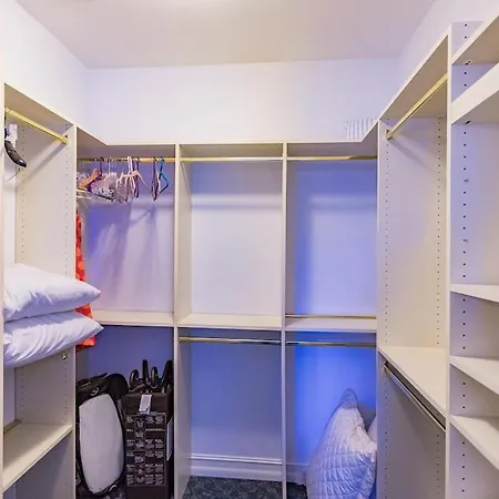 Spacious & Luxurious..Mile To Beach..Large Heated Pool & Shower-3