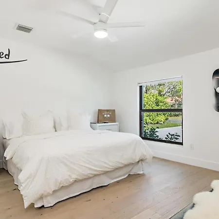 Surf Side Retreat - Hotel Home Stays-2
