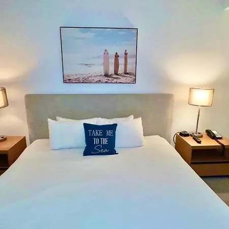 Skyline City View - 1 King Bed Suite, Beachwalk Resort-2