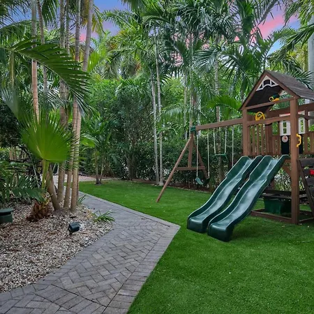 Sunny & Spacious Estate 5 Stars Location Heated Pool Included Game Room Playground-2