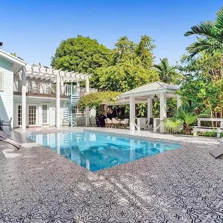 Sunny & Spacious Estate 5 Stars Location Heated Pool Included Game Room Playground-3