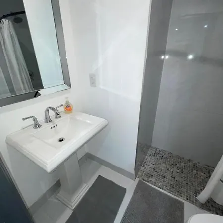 Bedroom And Bathroom 4-3