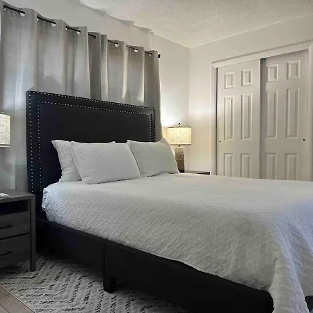 Charming 2 Bedroom Home At Wilton Manors-3