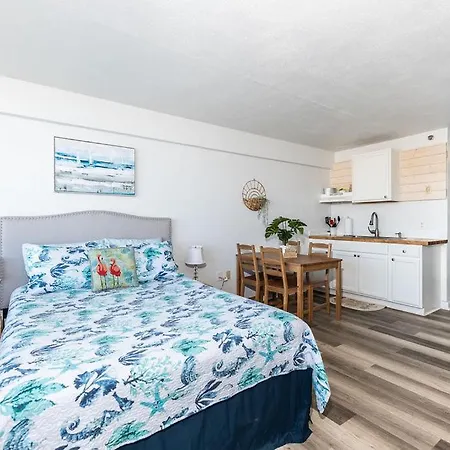 5Th Floor Balcony Boho Condo-2