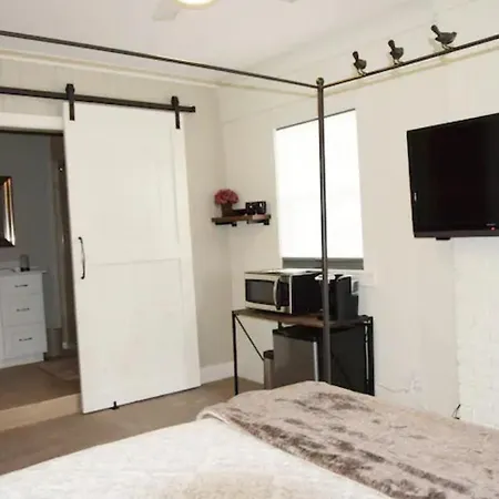Cozy, Romantic Guest Suite Close To Everything!-3