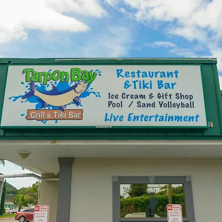 Waterfront Room, Heated Pool, Tiki Bar & Grill-2