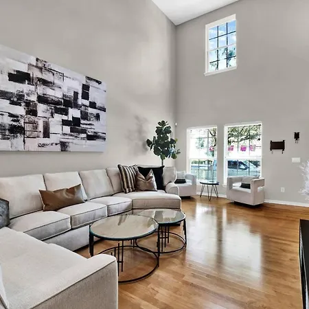 Beautiful Townhouse Centrally Located-3