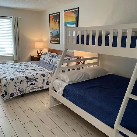 Heated Pool, Bunk Beds, King Bed, Huge Tv, Marina, Tiki Bar-2