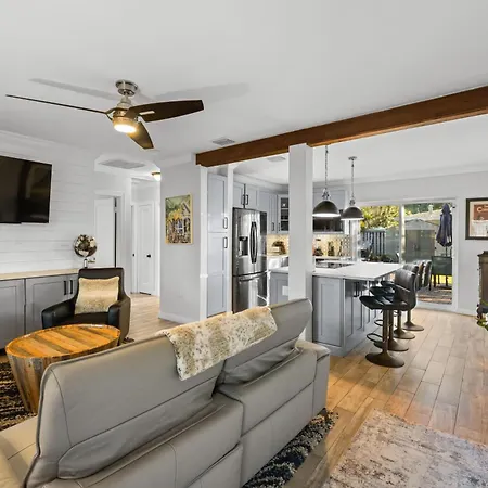 Recently Renovated Paradise With Private Pool! Close To Everything! Home-2