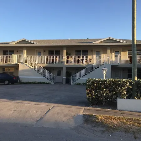 Hollywood By The Sea-3