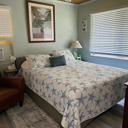 Cozy Retreat: 3-Bedroom House & Cottage with Outdoor Oasis-2