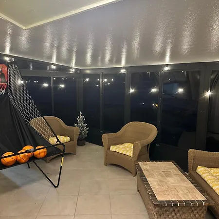 Freshly Remodeled 1970'S Single Story Villa-3