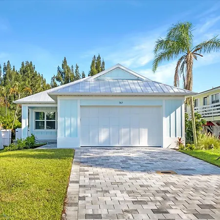 767 Luxurious Brandnew Naples House-Enjoy The Heated Saltwater Pool !-3