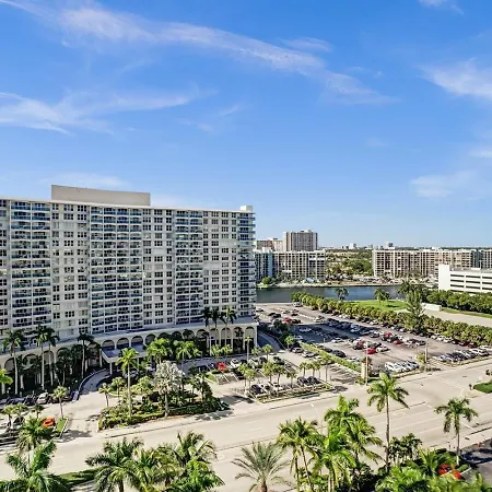 2Bd Condo Christmas Retreat Pool Beachside-3