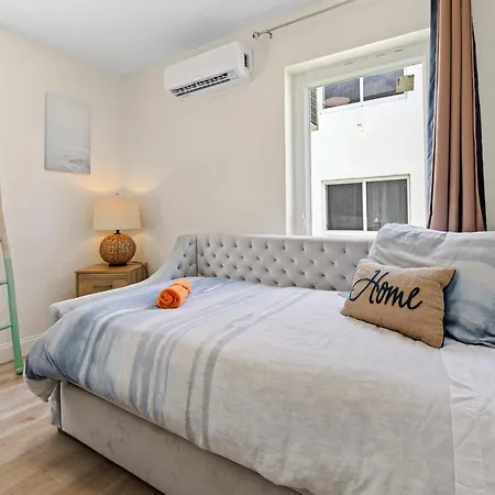 Enchanting Cozy Apartment 10 Min Away From Airport, Calle 8, Brickell, Coral Gables, The Beach And More!-2
