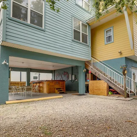 Walk To Indian Rocks Beach - Vibrant Condo-2