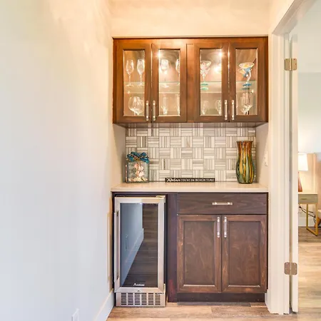 Modern Isla Del Sol Condo: Walk To St. Pete Beach!-3
