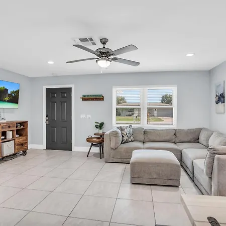 Salt Water Heated Pool Home With A Tiki Bar, A Garage Game Room And 4 Bikes-2