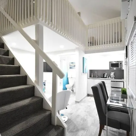 Lofted Apt Wqueen Loft Nook Steps To Beach-2