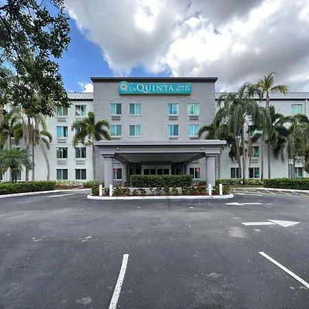 La Quinta Inn & Suites By Wyndham Sawgrass-3