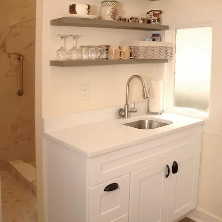 Quaint Historic Downtown Apartment-3