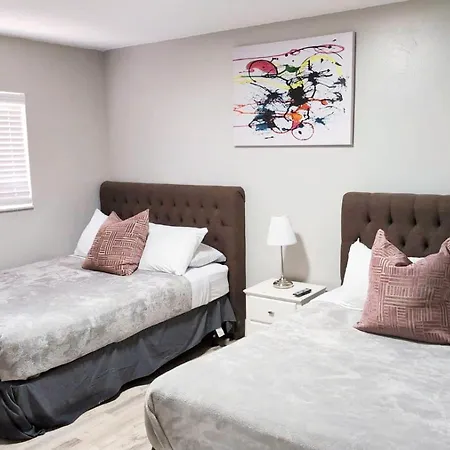 *Beautiful Family House 3 Bd/2 Bathrooms+Backyard*-2
