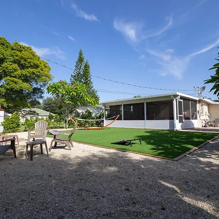 Comfy 3 Bedroom With Parking & Close To Everything-2