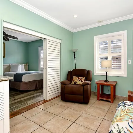Shoreline Suites & Cabana Cottages - Beachfront-2